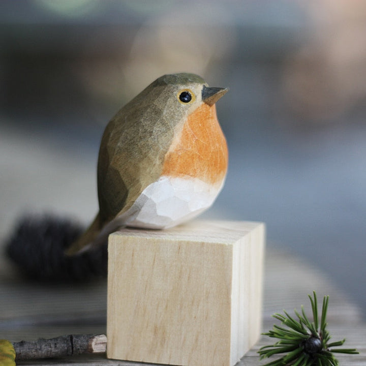 Holzvogel-Skulptur Rotkehlchen, handgeschnitzt, naturgetreu, Dekoration, Holzblock.