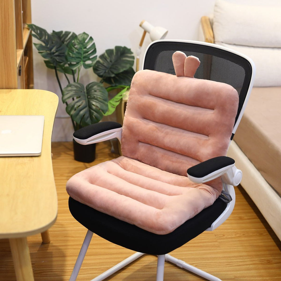 Rosa Plüsch-Bürostuhlauflage auf weißem Stuhl, ergonomisch, bequem, Home Office.