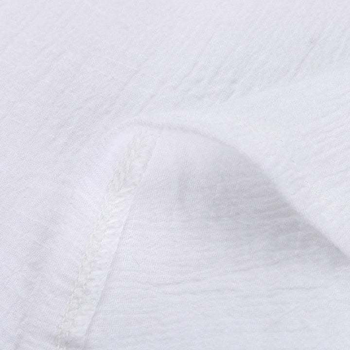 Weiße Baumwollstoffstruktur, weiches Material, ideal für Kleidung und Heimtextilien.