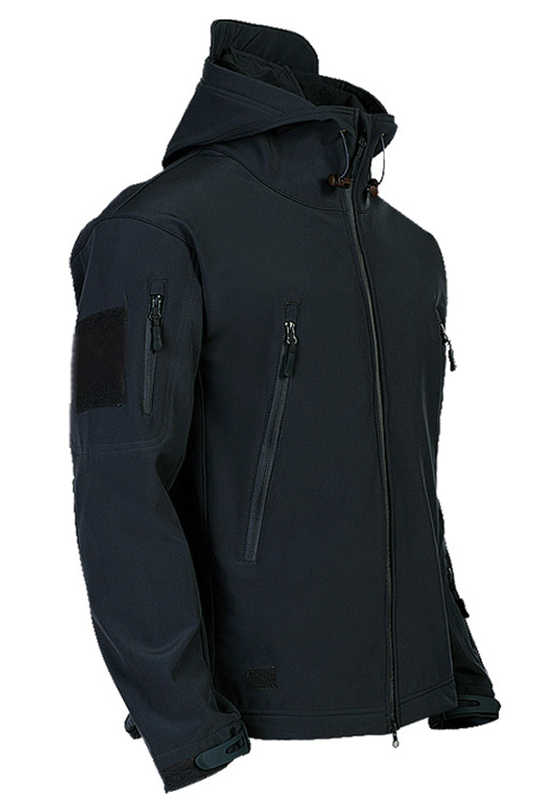 Schwarze Softshell-Jacke mit Kapuze, Reißverschlusstaschen, winddicht, wasserabweisend.