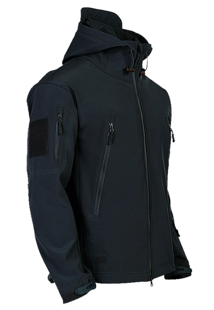 Schwarze Softshell-Jacke mit Kapuze, Reißverschlusstaschen, winddicht, wasserabweisend.
