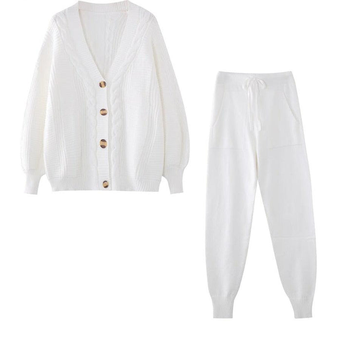 Weiße Strickjacke und Jogginghose Set, Damenmode, gemütlich, Knöpfe, Taschen, Herbstkleidung.
