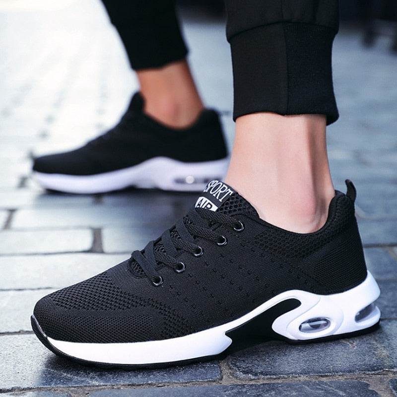 Schwarze Herren-Sneaker, atmungsaktiv, rutschfest, ideal für Sport und Freizeit.