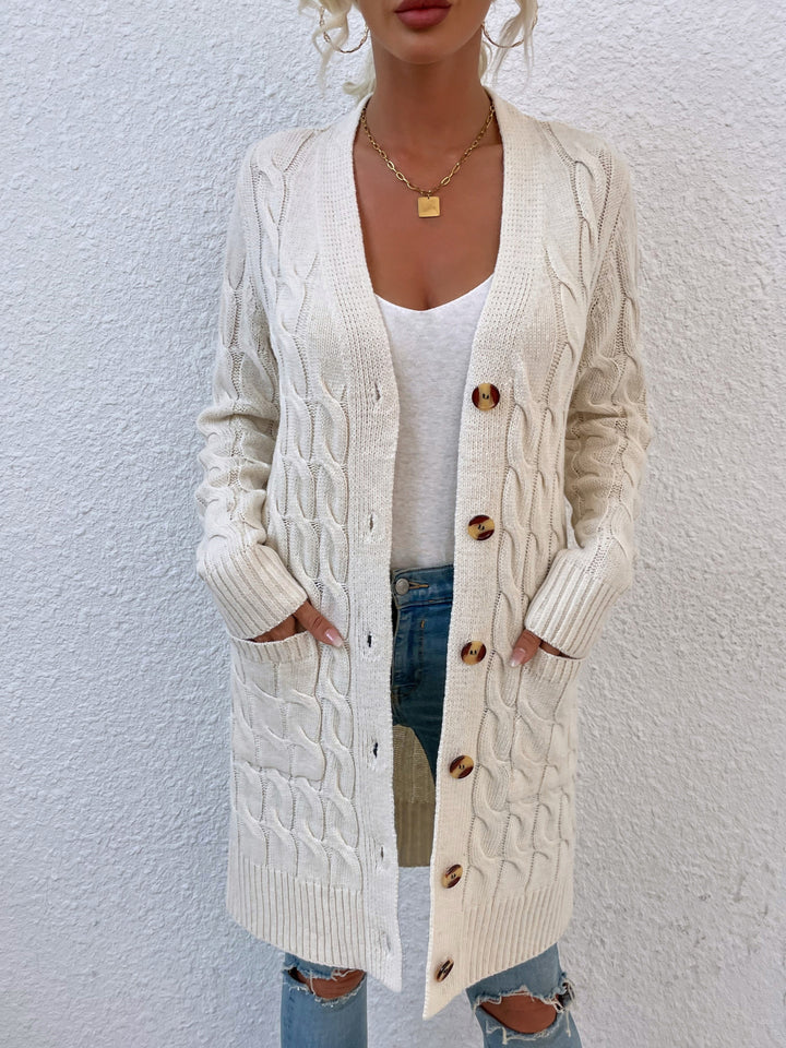 Damen Strickjacke beige, Zopfmuster, Knöpfe, Taschen, lässig, modisch, Herbstmode.