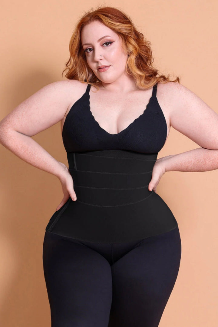 Frau trägt schwarzen Taillenstützgürtel, formt Taille, bequeme Passform, Shapewear.