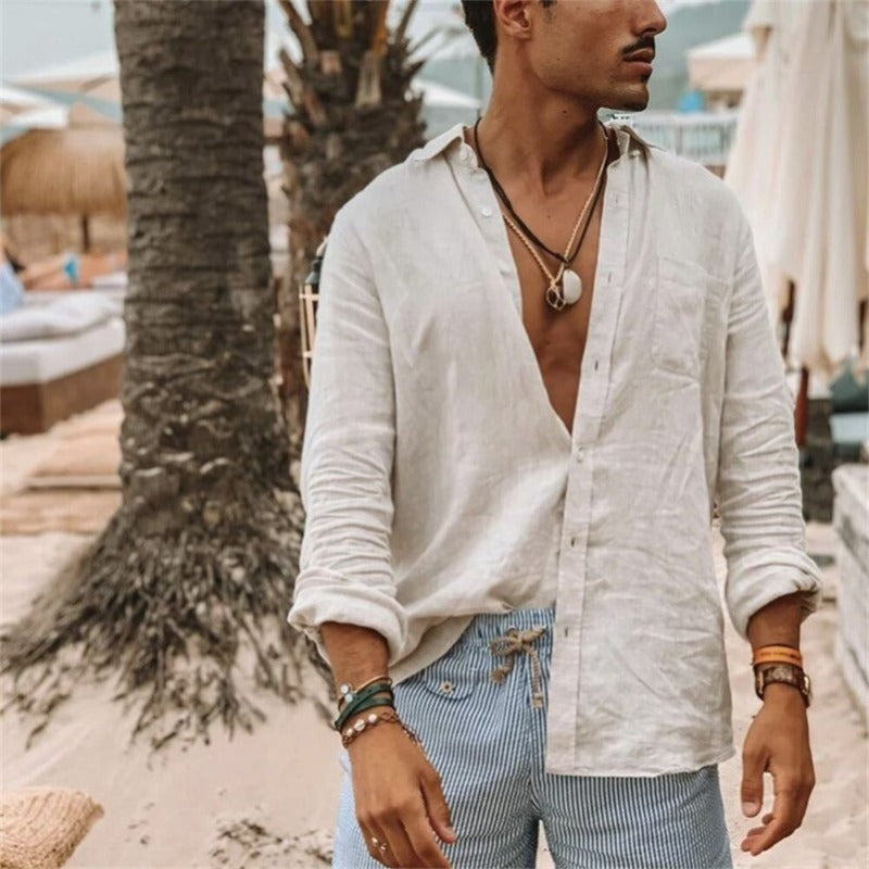 Mann in weißem Leinenhemd am Strand, lässiger Stil, Sommermode, Herrenbekleidung.