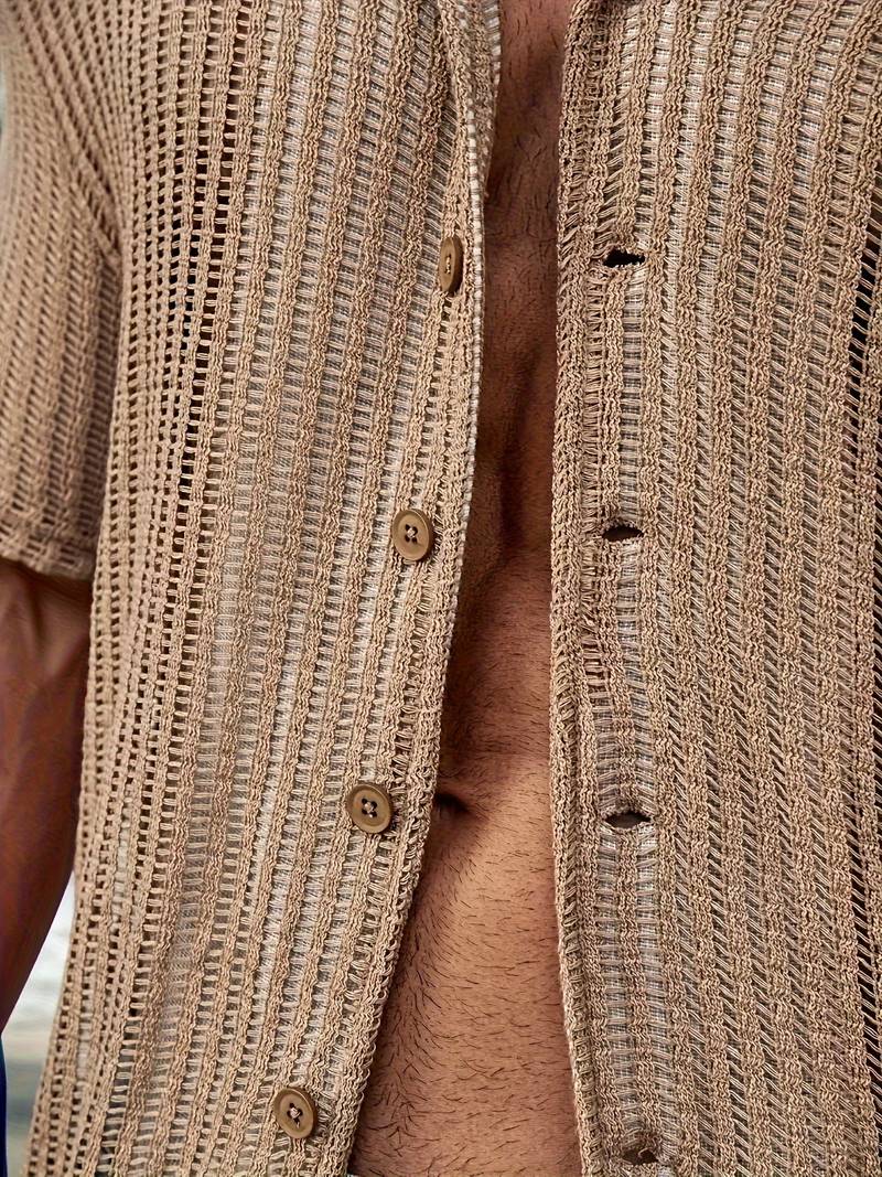 Beiges Herrenhemd aus Strick, kurzärmelig, mit Knopfleiste, ideal für Sommermode.