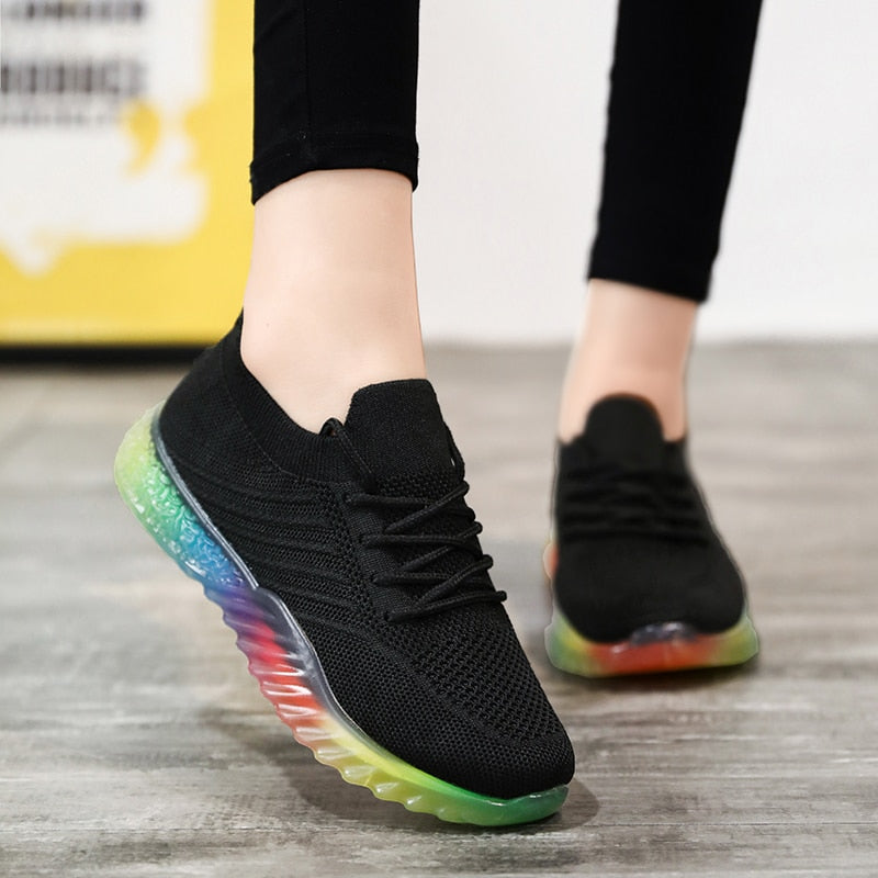 Schwarze Sneaker mit regenbogenfarbener Sohle, atmungsaktiv, modisch, Damen-Sportschuhe.