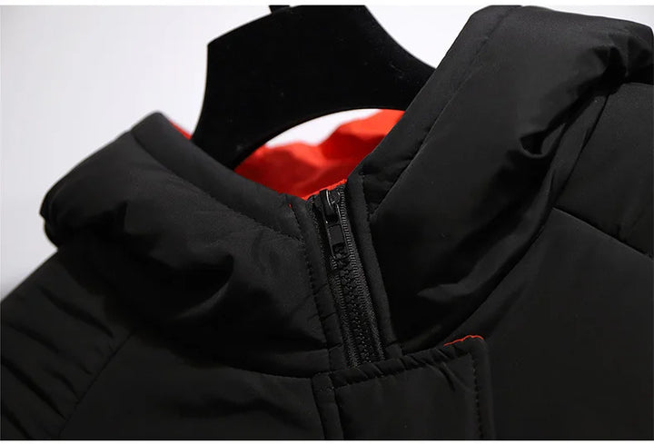 Schwarze Winterjacke mit Reißverschluss, Kapuze, warmes Futter, modisch, Herrenbekleidung.
