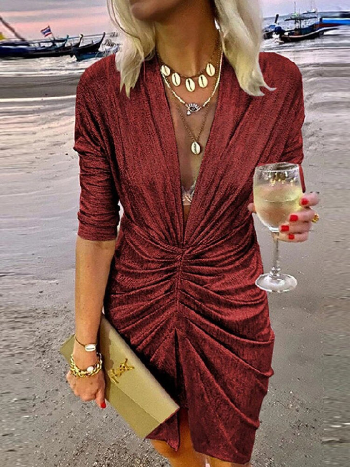 Elegantes rotes Kleid mit V-Ausschnitt, gerafftem Design, ideal für Strandpartys.
