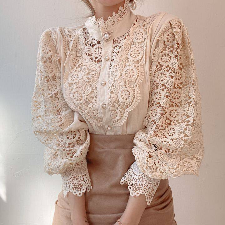 Damenbluse aus Spitze, cremefarben, mit Puffärmeln und Perlenknöpfen, elegant, vintage.