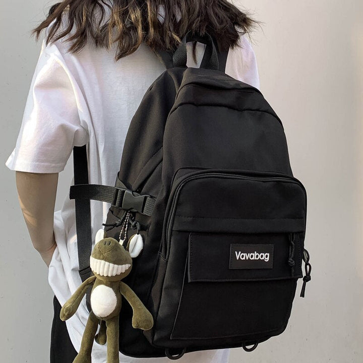 Schwarzer Vavabag Rucksack mit Plüschanhänger, ideal für Schule und Freizeit.