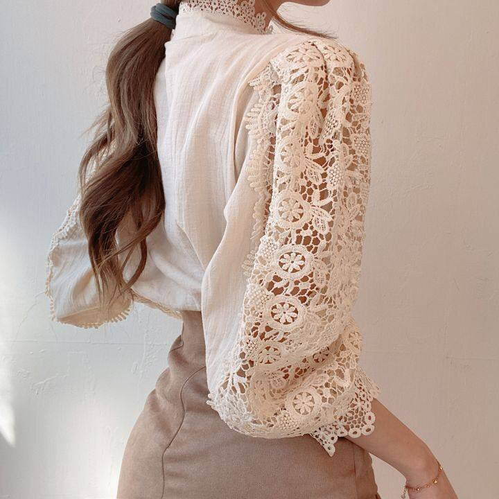 Damenbluse mit Spitzenärmeln, cremefarben, elegant, Vintage-Stil, modisch, aus Baumwolle.