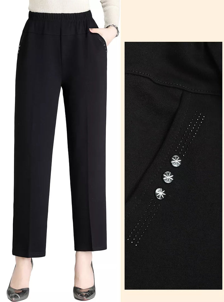 Schwarze Damenhose mit elastischem Bund und dekorativen Sternknöpfen, elegant und bequem.