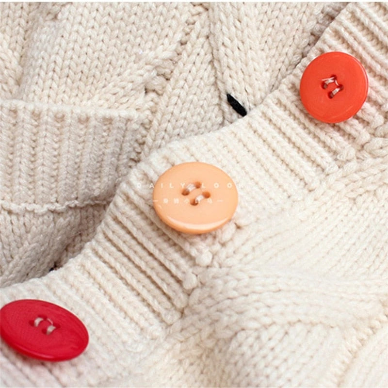 Beiger Strickpullover mit bunten Knöpfen, Damenmode, Herbst-Winter, Baumwolle.