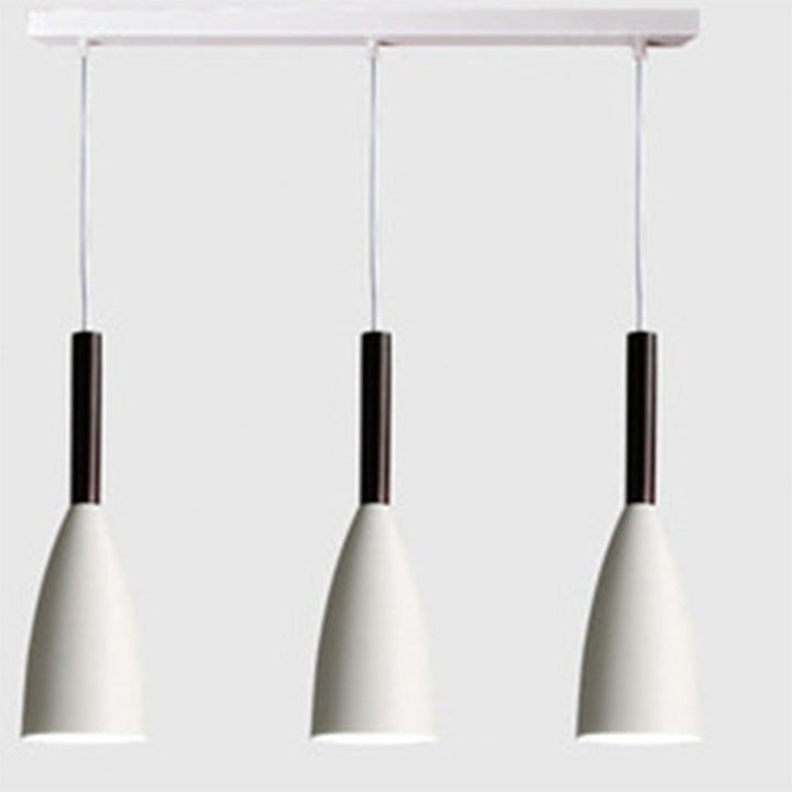 Moderne dreiflammige Pendelleuchte, weiß, minimalistisch, für Esszimmer oder Küche.
