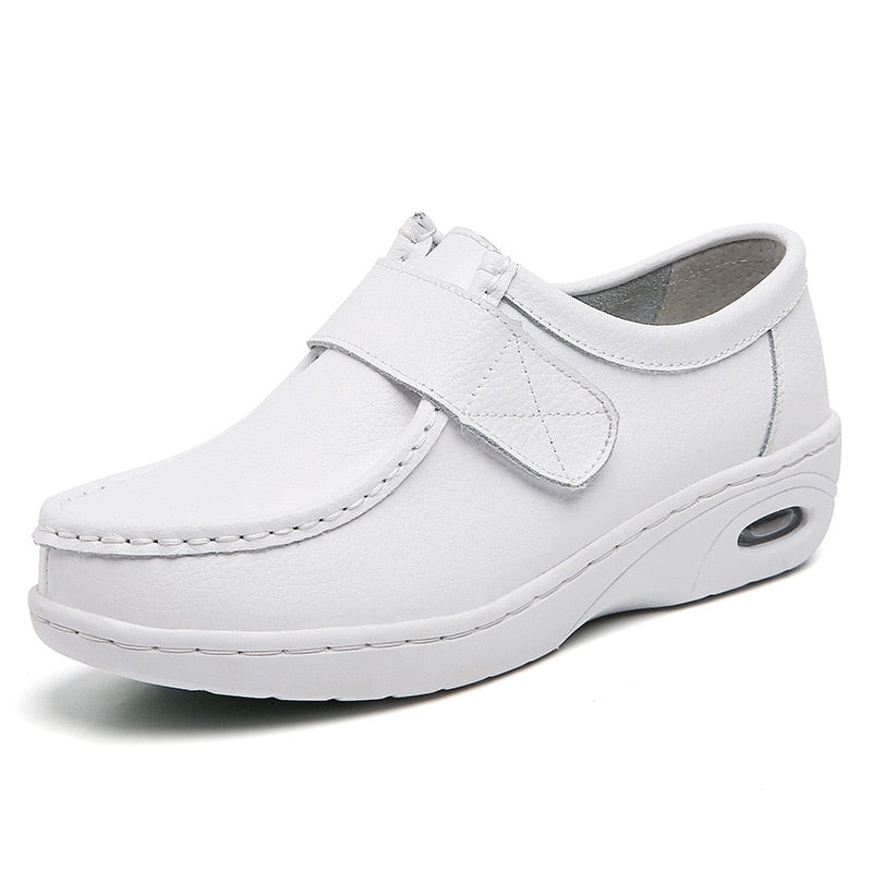 Weiße Damen-Lederslipper, bequem, rutschfest, mit Klettverschluss, ideal für Alltag und Freizeit.