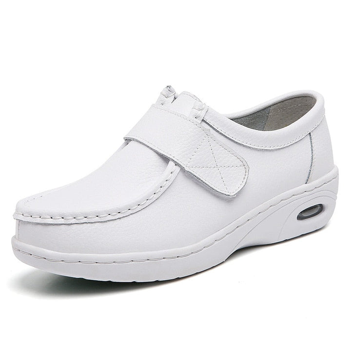 Weiße Damen-Lederslipper, bequem, rutschfest, mit Klettverschluss, ideal für Alltag und Freizeit.
