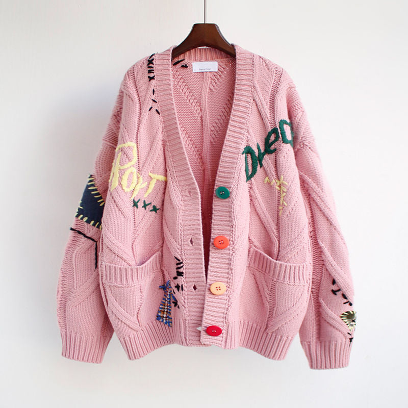 Rosa Strickjacke mit bunten Knöpfen und Stickereien, Damenmode, lässiger Stil