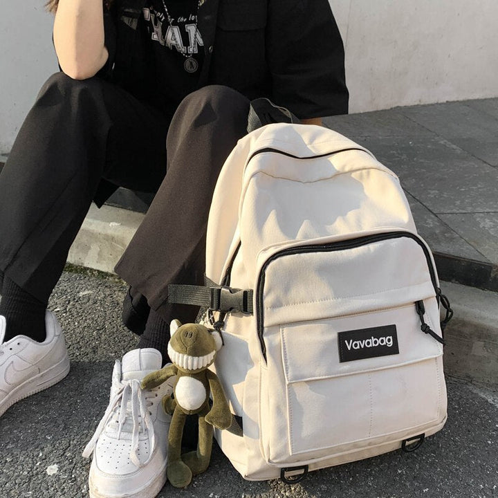 Beiger Rucksack Vavabag mit Plüschanhänger, ideal für Schule oder Reisen, modisch und praktisch.