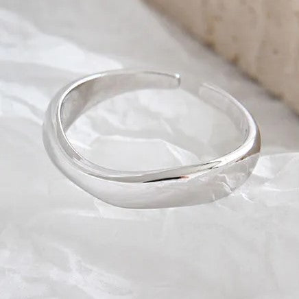 Silberner offener Ring, minimalistisches Design, glänzend, Schmuck für Damen und Herren.