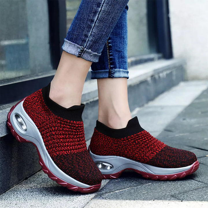 Rote Damen-Sneaker mit Luftkissen, bequem, atmungsaktiv, ideal für Freizeit und Sport.