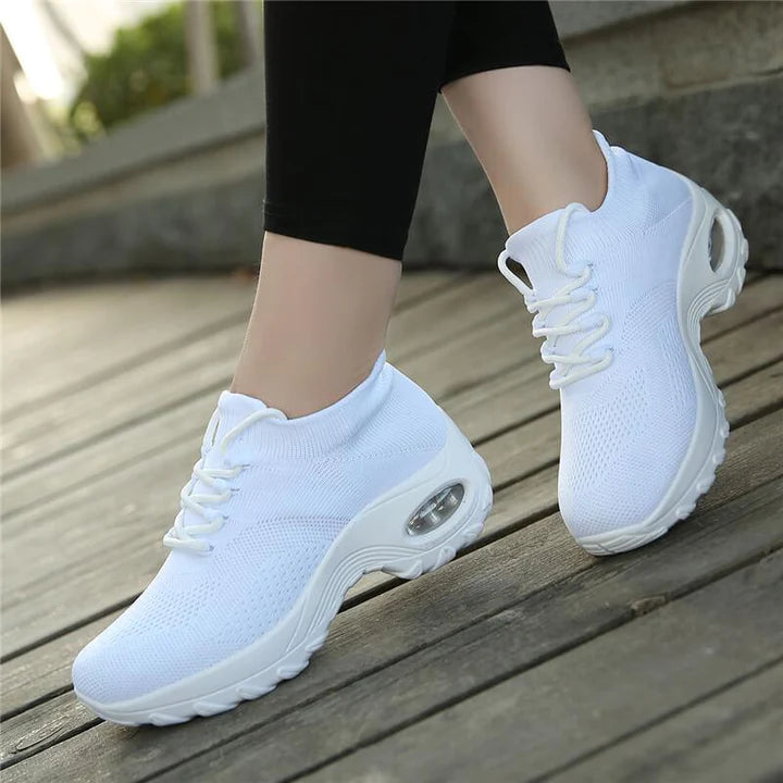 Weiße orthopädische Damen-Wanderschuhe, bequem, atmungsaktiv, ideal für Spaziergänge.