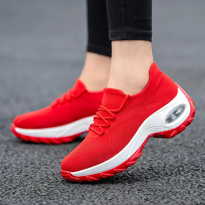 Rote orthopädische Damen-Wanderschuhe, bequem, atmungsaktiv, mit weißer Sohle.