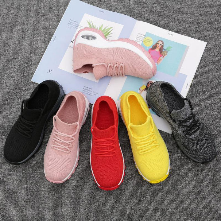 Fünf Paar bunte Damen-Sneaker, orthopädisch, bequem, auf grauem Hintergrund.