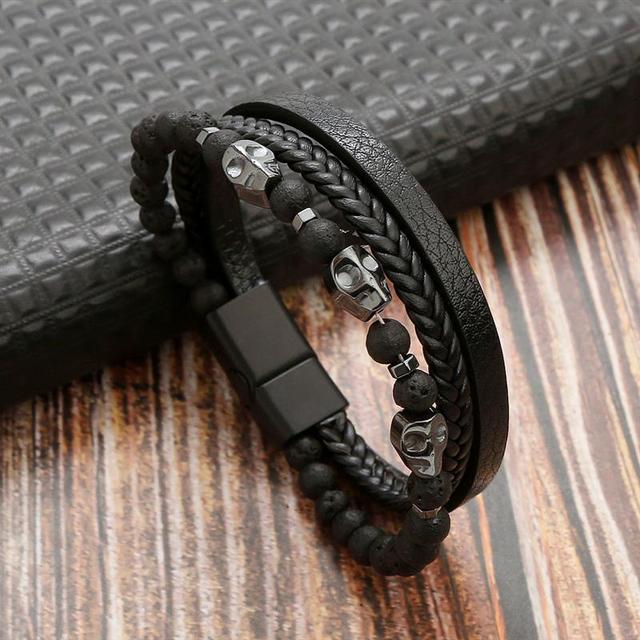 Herren Lederarmband, schwarz, mehrlagig, mit Totenkopf-Perlen, modisch, hochwertig.