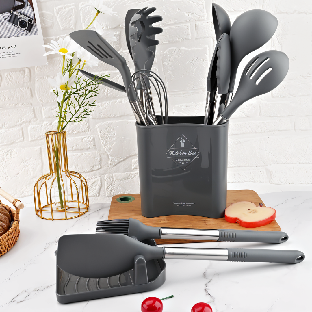 Graues Küchenutensilien-Set aus Silikon im Halter, ideal für Kochen und Backen.