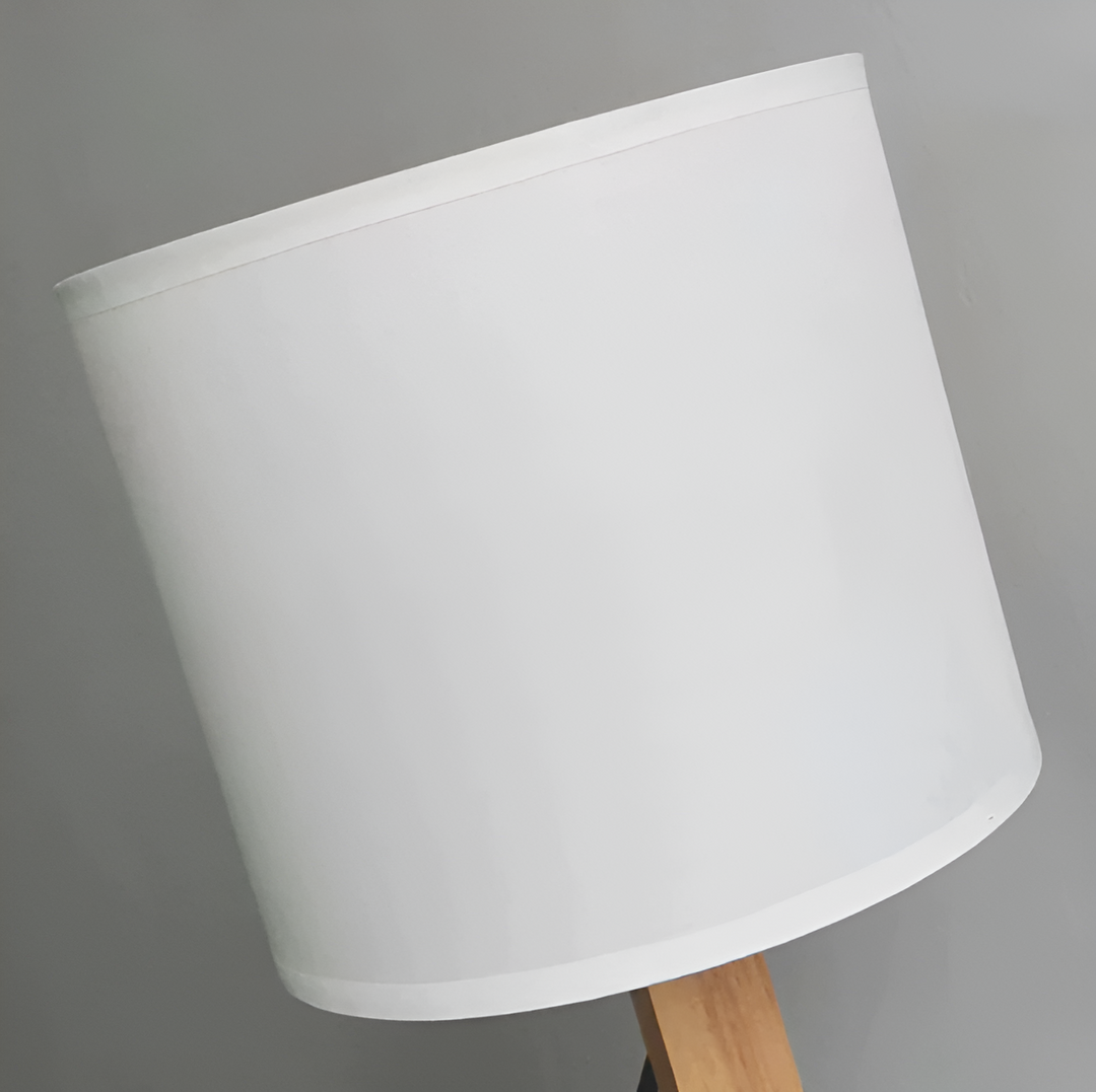 Flexibilní robotická stolní lampa z masivního dřeva – LumoBot