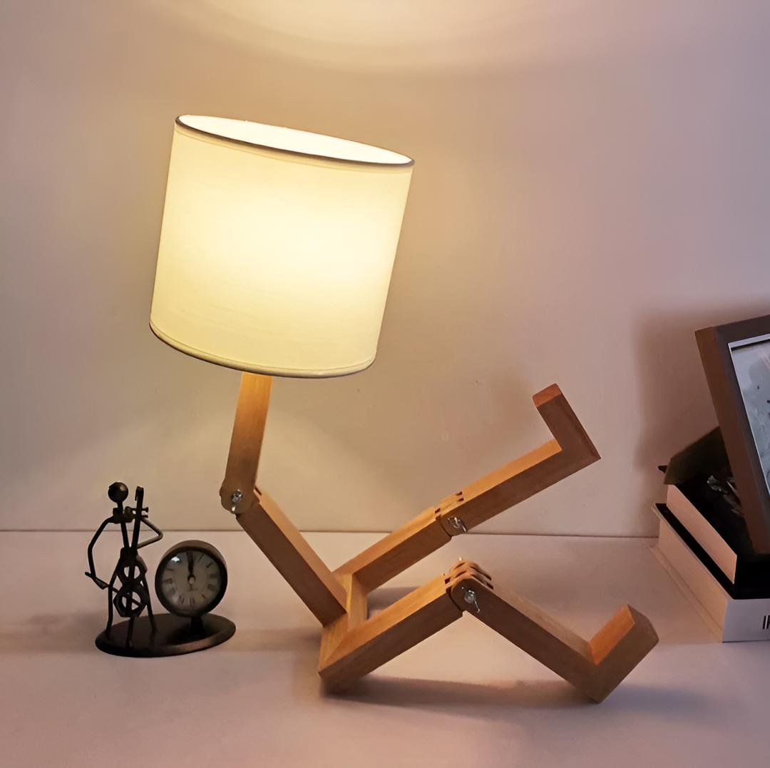 Flexibilní robotická stolní lampa z masivního dřeva – LumoBot