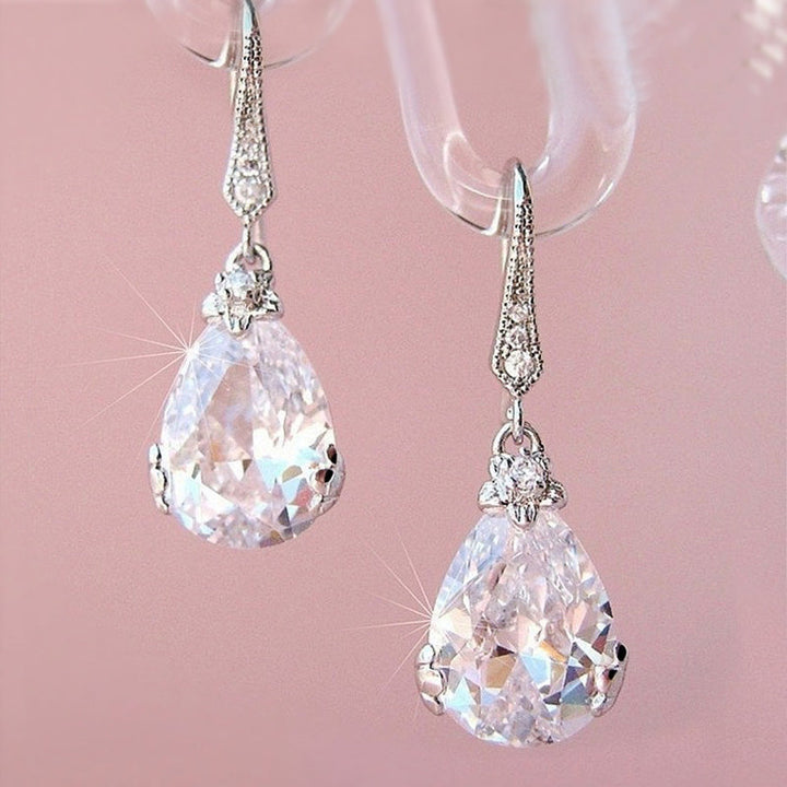 Silberne Ohrringe mit tropfenförmigem Zirkonia, eleganter Schmuck für Damen.