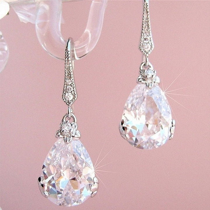 Silberne Ohrringe mit tropfenförmigem Zirkonia, klassisch, elegant, für Damen.