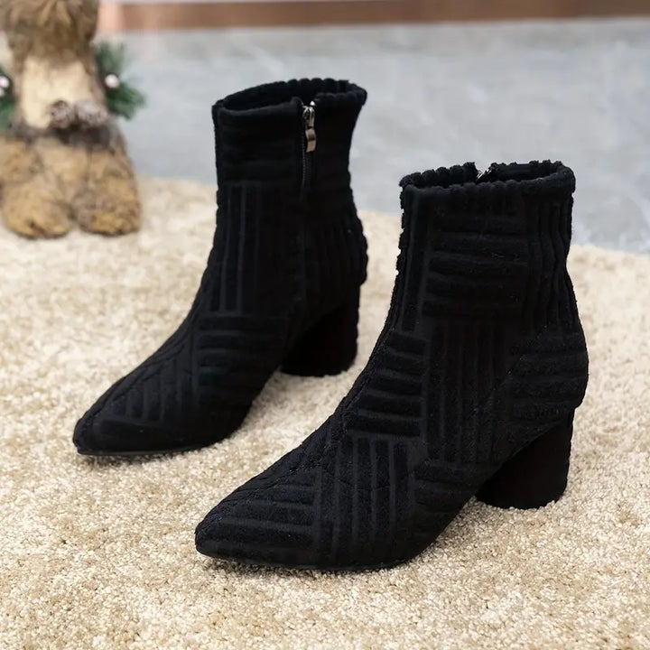 Schwarze Damen-Stiefeletten, Strickmuster, Blockabsatz, Reißverschluss, modisch, elegant.