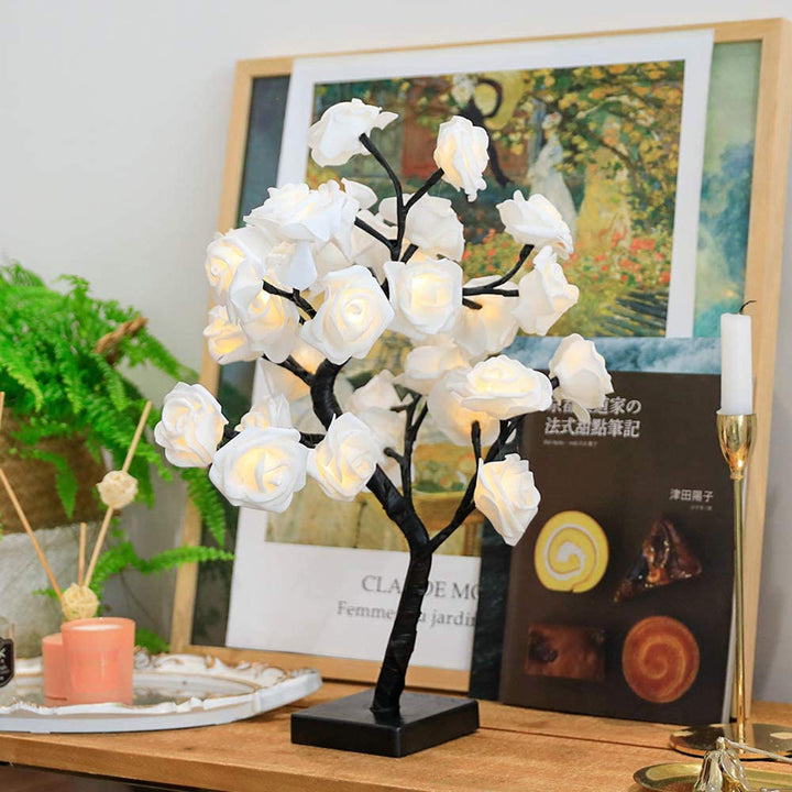LED-Baumlampe mit weißen Rosenblüten, dekorative Beleuchtung, schwarzer Sockel, Wohnzimmer-Deko.