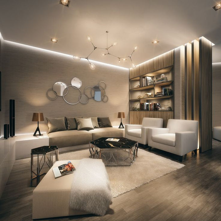 Moderne Wohnzimmergestaltung mit beigen Sofas, weißen Sesseln, Holzregalen und stilvoller Beleuchtung.