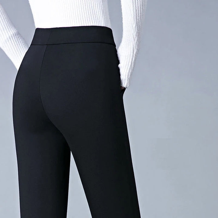 Weiße Strickpullover und schwarze Damenhose, elegant, modisch, seitliche Ansicht.