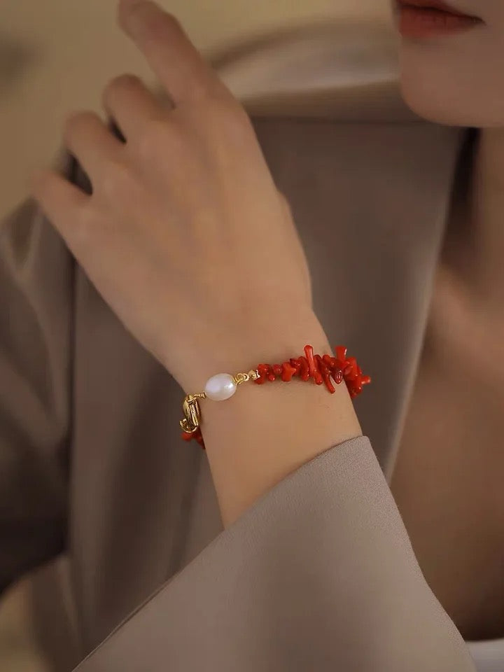 Damenarmband mit roten Korallen und Perle, eleganter Schmuck, modisches Accessoire.