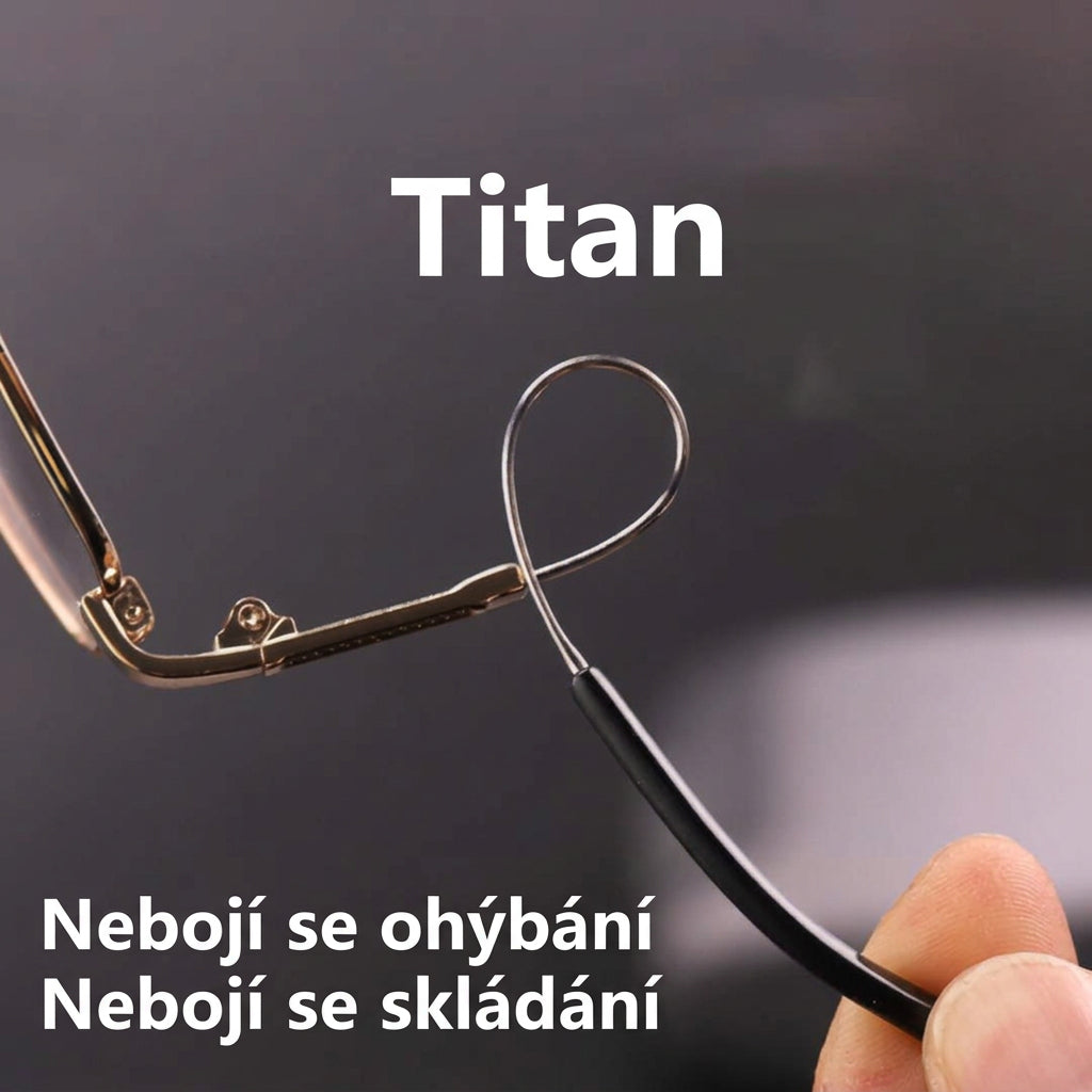 Detail ohebného titanového straničku brýlí, který prst ohýbá do smyčky 7