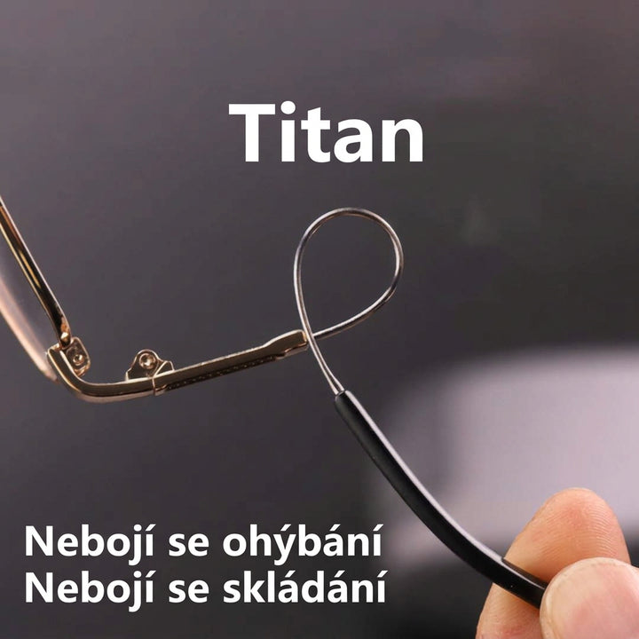 Detail ohebného titanového straničku brýlí, který prst ohýbá do smyčky 7