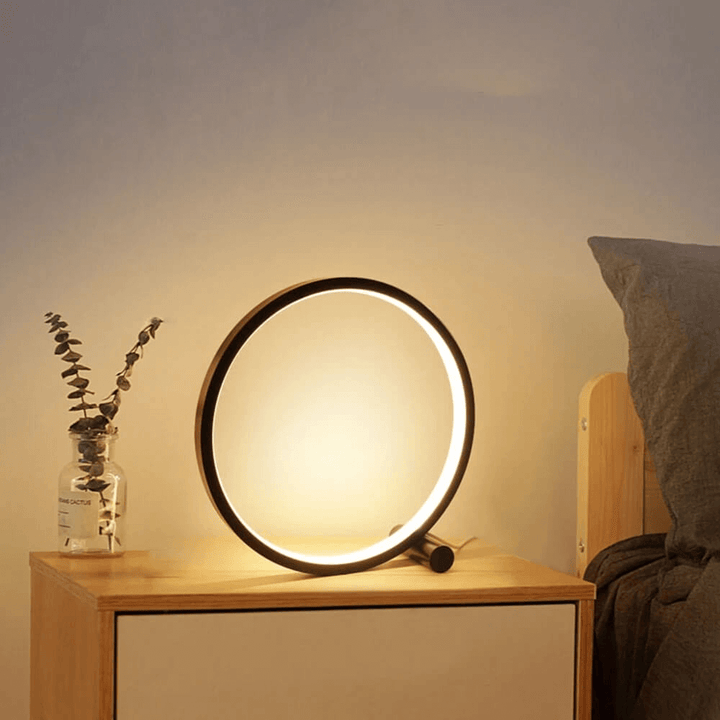 Moderne LED-Tischlampe, rund, schwarz, auf Nachttisch, warmweißes Licht, Schlafzimmer-Dekor.