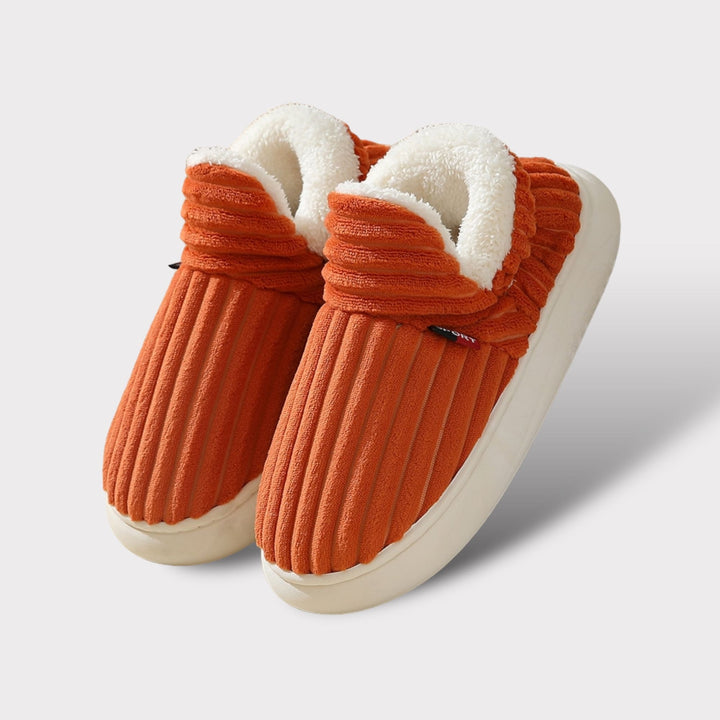 Orange Hausschuhe mit weißem Futter, geripptes Design, gemütlich, rutschfeste Sohle.