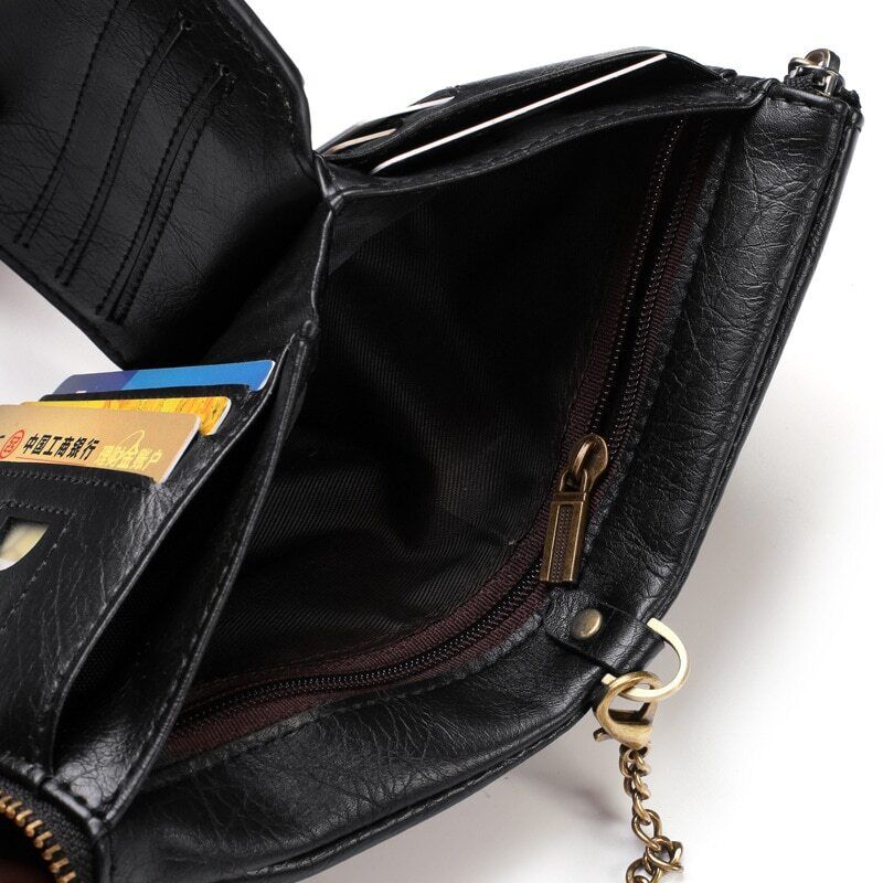 Schwarze Lederhandtasche mit Kettenriemen, Reißverschluss und Kartenfächern, elegant und praktisch.
