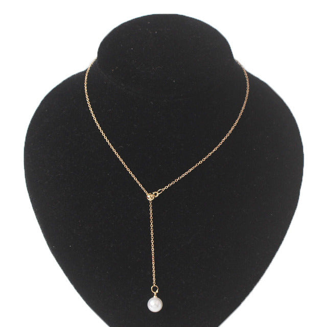 Goldene Kette mit Imitationsperle, modisches Damen-Accessoire, elegantes Design.