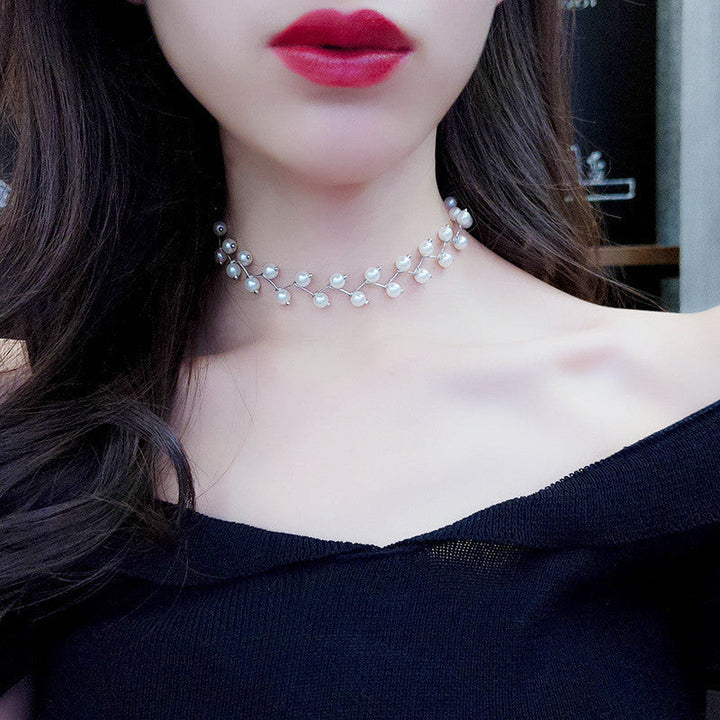 Frau mit Imitationsperlen-Choker, koreanische Mode, elegantes Schmuckstück, Party-Accessoire.