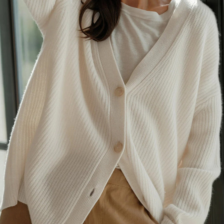 Damen Strickjacke Elfenbein, V-Ausschnitt, Knöpfe, weiches Material, modisch, gemütlich.