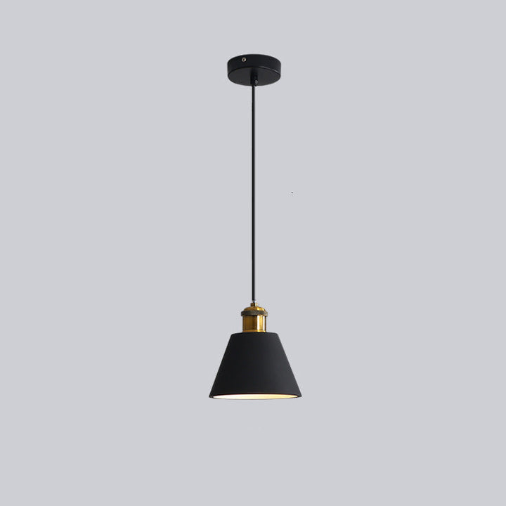 Schwarze Pendelleuchte, Metall, modern, E27-Fassung, Innenbeleuchtung, minimalistisch.