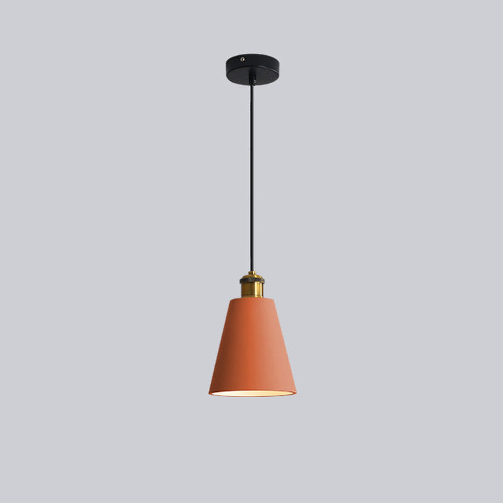 Orangefarbene Pendelleuchte, Metall, modernes Design, Innenbeleuchtung, schwarz-goldene Details.